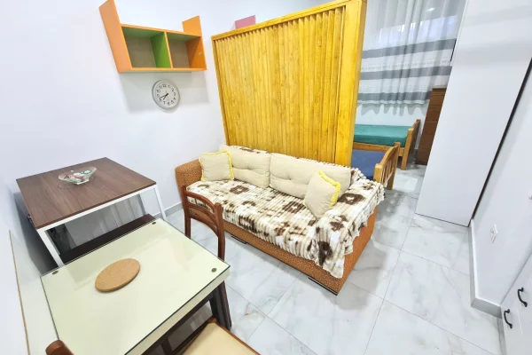 Shtepi me qera Apartament ne Tirane, Garsoniere, Mobilimi E mobiluar, Pagesa 35,000  Leke.