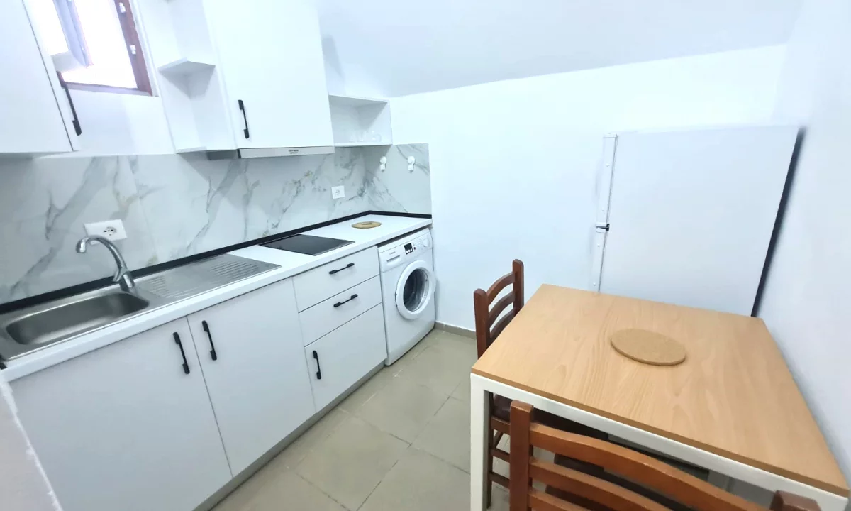Shtepi me qera Apartament ne Tirane, Garsoniere, Mobilimi E mobiluar, Pagesa 25,000  Leke.