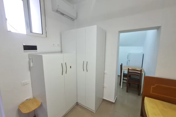 Shtepi me qera Apartament ne Tirane, Garsoniere, Mobilimi E mobiluar, Pagesa 25,000  Leke.
