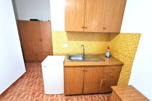 Shtepi me qera Apartament ne Tirane, Garsoniere, Mobilimi E mobiluar, Pagesa 20,000  Leke.