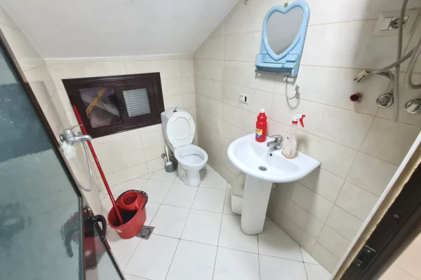 Shtepi me qera Apartament ne Tirane, Garsoniere, Mobilimi E mobiluar, Pagesa 25,000  Leke.