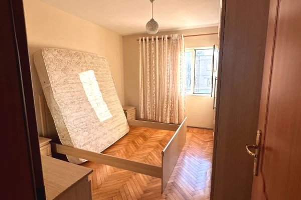 Shtepi me qera Apartament ne Tirane, 1+1, Mobilimi E mobiluar, Pagesa 40,000  Leke.