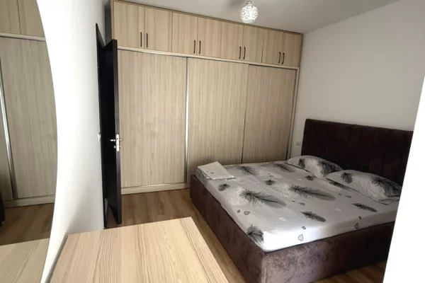 Shtepi me qera Apartament ne Tirane, 2+1, Mobilimi E mobiluar, Pagesa 75,000  Leke.