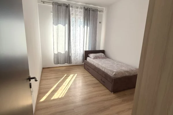 Shtepi me qera Apartament ne Tirane, 2+1, Mobilimi E mobiluar, Pagesa 75,000  Leke.