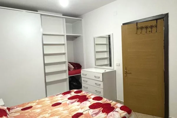 Shtepi me qera Apartament ne Tirane, 1+1, Mobilimi E mobiluar, Pagesa 40,000  Leke.