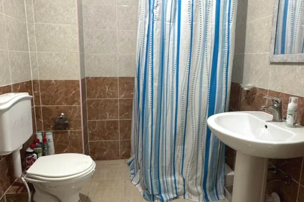 Shtepi me qera Apartament ne Tirane, 1+1, Mobilimi E mobiluar, Pagesa 40,000  Leke.
