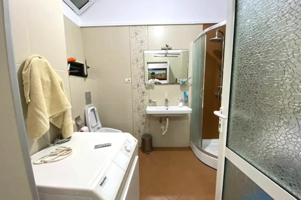 Shtepi me qera Apartament ne Tirane, 2+1, Mobilimi E mobiluar, Pagesa 55,000  Leke.