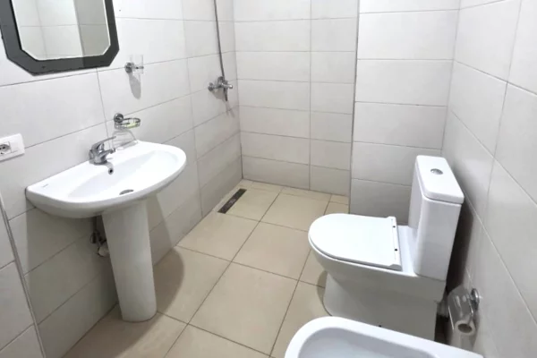 Shtepi me qera Apartament ne Tirane, 2+1, Mobilimi E mobiluar, Pagesa 45,000  Leke.