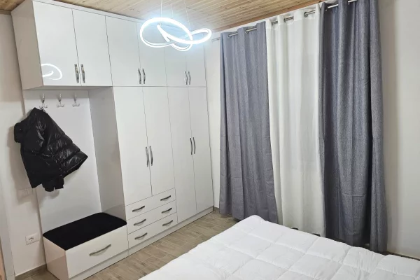 Shtepi me qera Apartament ne Tirane, 1+1, Mobilimi E mobiluar, Pagesa 45,000  Leke.