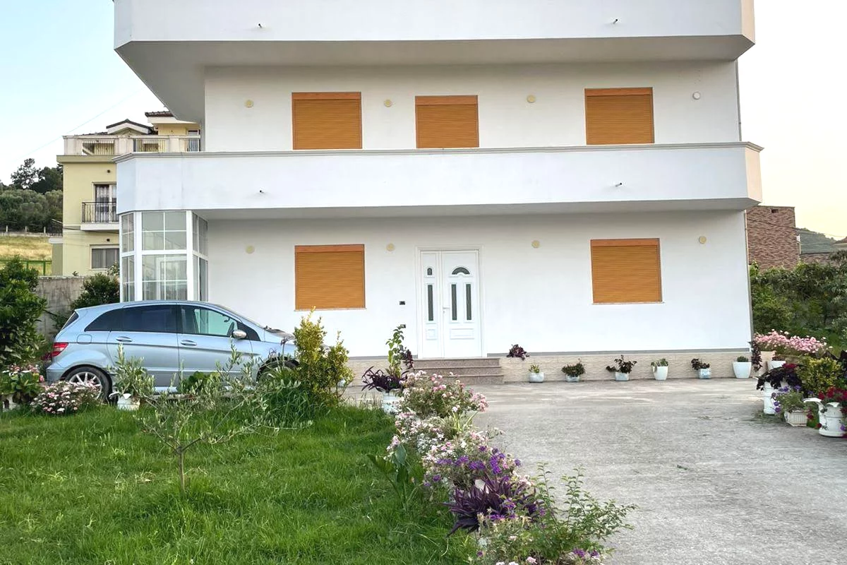 🏠 Vile 3 Kateshe me Qera + Oborr me Qera ne Mjull-Bathore prane rezidences Akacia Hills