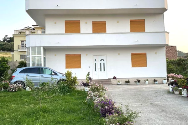 🏠 Vile 3 Kateshe me Qera + Oborr me Qera ne Mjull-Bathore prane rezidences Akacia Hills
