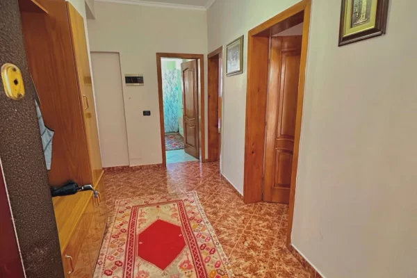 Shtepi ne shitje Apartament ne Tirane, 3+1, Mobilimi E mobiluar, Pagesa 255,000  Euro.