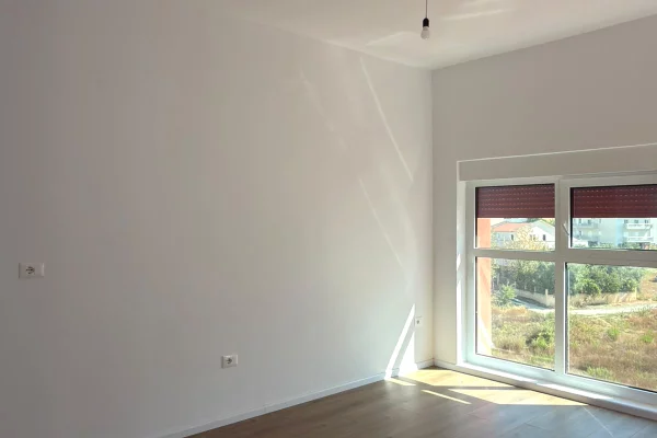 Shtepi ne shitje Apartament ne Tirane, 1+1, Mobilimi Bosh, pa mobiluar, Pagesa 110,000  Euro.