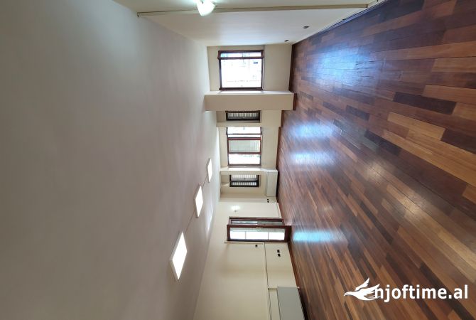 Ambiente Commerciale in Affitto 3+1 a Tirana - 1,600 Euro