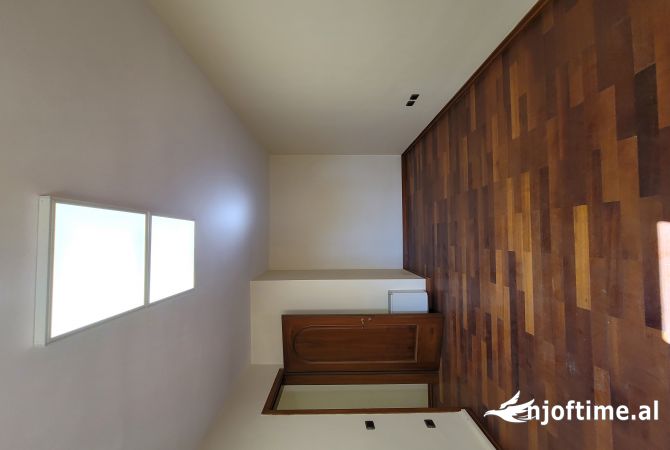 Ambiente Commerciale in Affitto 3+1 a Tirana - 1,600 Euro