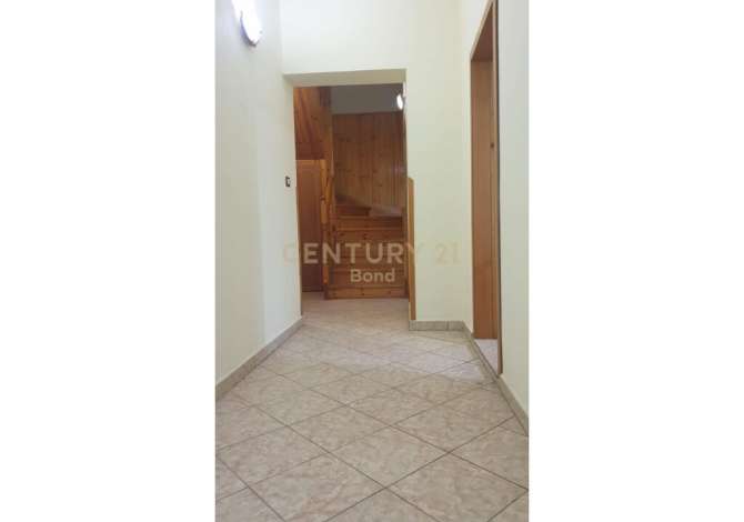 Ambiente Commerciale in Affitto 5+1 a Argirocastro - 1,200 Euro