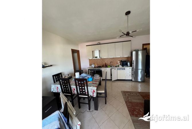 Shtepi ne shitje Apartament ne Durres, 2+1, Mobilimi E mobiluar, Pagesa 160,000  Euro.