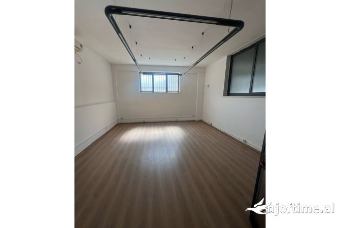 Magazine me Qera prane Fushes se Ali Demit