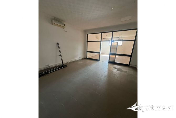 Magazine me Qera prane Fushes se Ali Demit