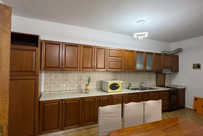 Tregu Elektrik, apartament 2+1+2 me qera