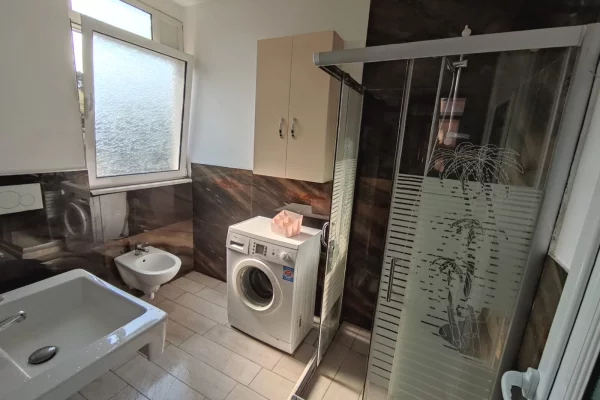 Shtepi me qera Apartament ne Tirane, Garsoniere, Mobilimi E mobiluar, Pagesa 200  Euro.