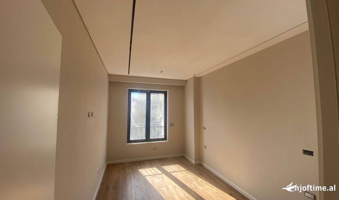 Ambient per zyra tek Stacioni Trenit