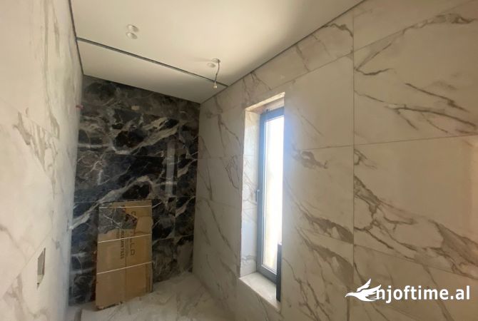 Ambiente Commerciale in Affitto 3+1 a Tirana - 800 Euro