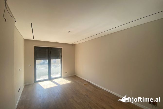 Ambiente Commerciale in Affitto 3+1 a Tirana - 800 Euro