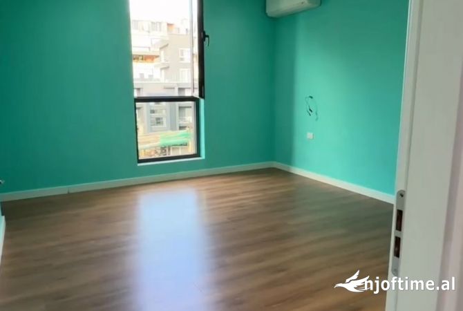 Ambient per zyra tek Rruga e Barrikadave