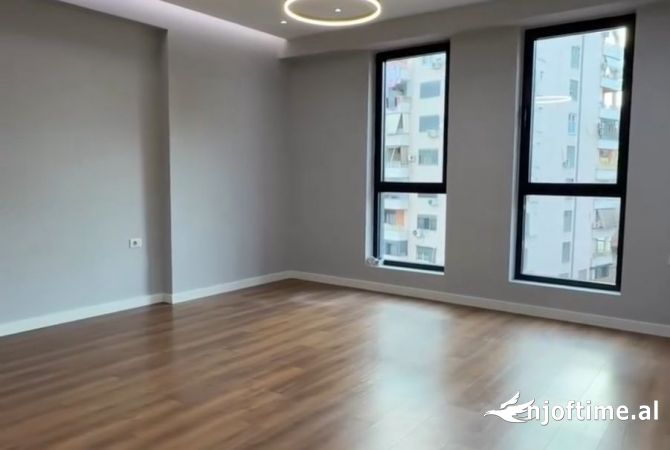 Ambient per zyra tek Rruga e Barrikadave