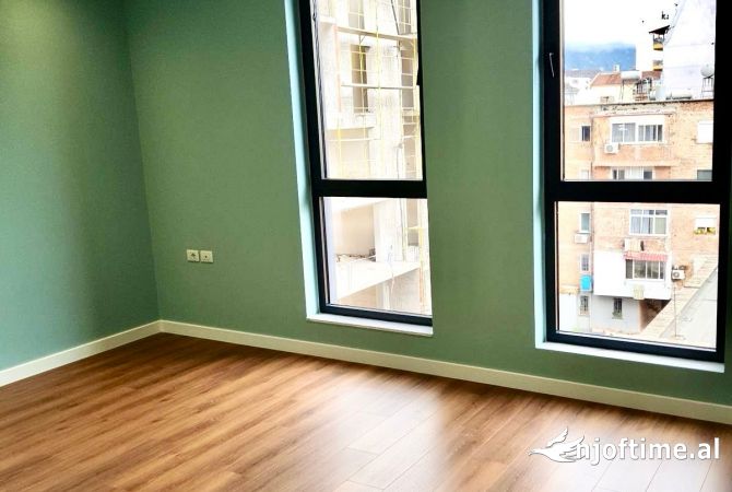 Ambient per zyra tek Rruga e Barrikadave