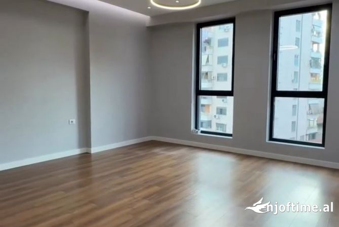 Ambient per zyra tek Rruga e Barrikadave