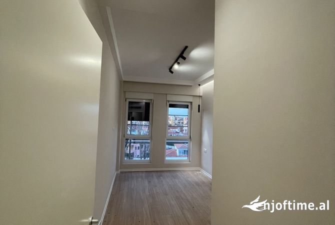 Ambient per zyra me post parkimi tek Magneti