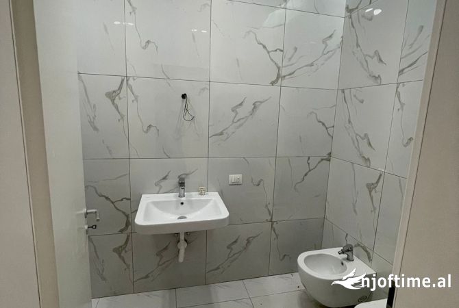 Ambient per zyra me post parkimi tek Magneti