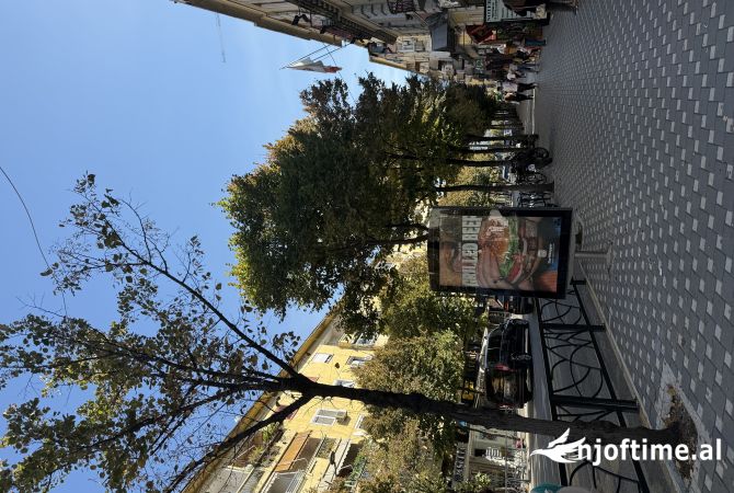 Ambiente Commerciale in Affitto 3+1 a Tirana - 30,000 Leke