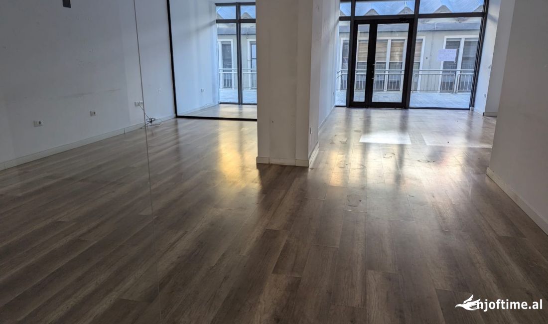 Ne bllok tek Liqeni Artificial jepet ambjet biznesi 85 m2 i ri kati 0!