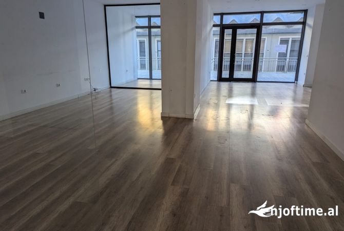 Ambiente Commerciale in Affitto 3+1 a Tirana - 1,700 Euro