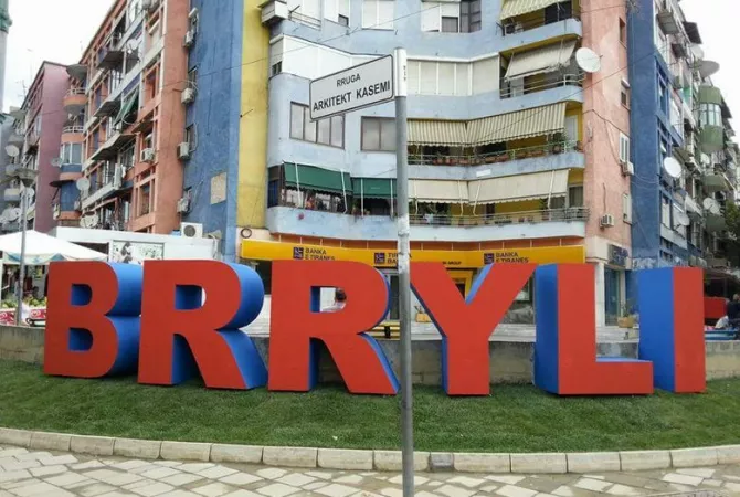 Jepet me qera apartament 2+1 tek Ministria Jashtme buze rruges kryesore pallat me ashensor!