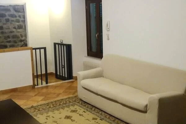 Jepet me qera garsoniere te Petro Nini prane Margarita Tutulani!near Tirana Re Liqeni Komuna Parisit