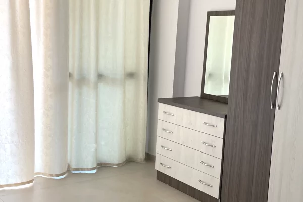 21 Dhjetori jepet me qera apartament 2+1 mobilim i ri i pabanuar me pare!