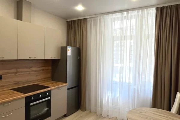 Selite tek xhamia jepet ne qera apartament i ri 2+1 i sapoperfunduar!
