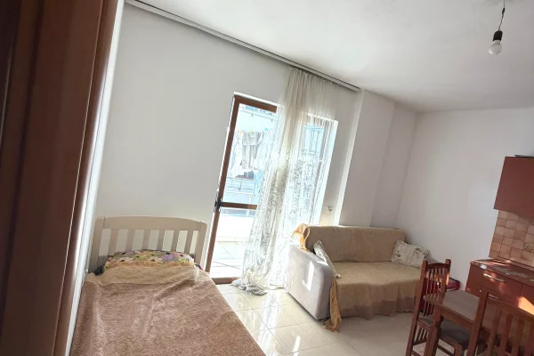 Xhamllik Sheshi Shtraus Jepet me qera apartament 1+1 ne Xhamllik rruge kryesore!