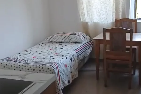 Shtepi me qera Apartament ne Tirane, Garsoniere, Mobilimi E mobiluar, Pagesa 15,000  Leke.