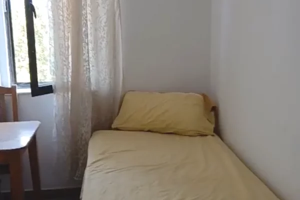 Garsoniere 25 m2 Ne Allias ne fund rruges Njazi Meka buze rruge direkt ne stacionin e urbanit!