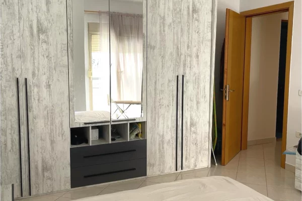 Shtepi me qera Apartament ne Tirane, 2+1, Mobilimi E mobiluar, Pagesa 50,000  Leke.