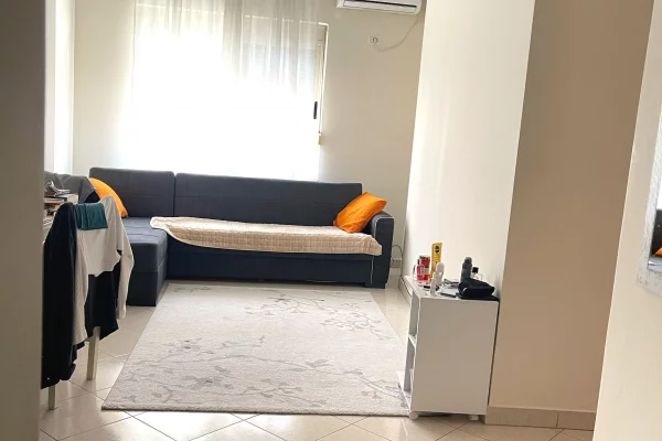 Ne Astir tek dy palmat poshte jepet me qera apartament 2+1 i mobiluar totalisht pallat i ri ashensor