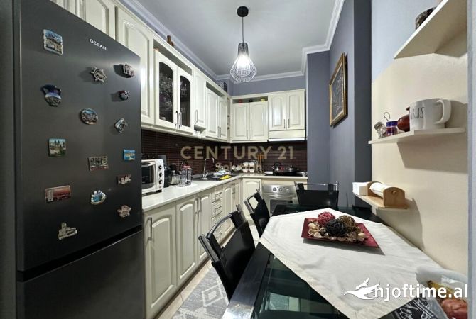 Shtepi ne shitje Apartament ne Tirane, 2+1, Mobilimi E mobiluar, Pagesa 122,000  Euro.