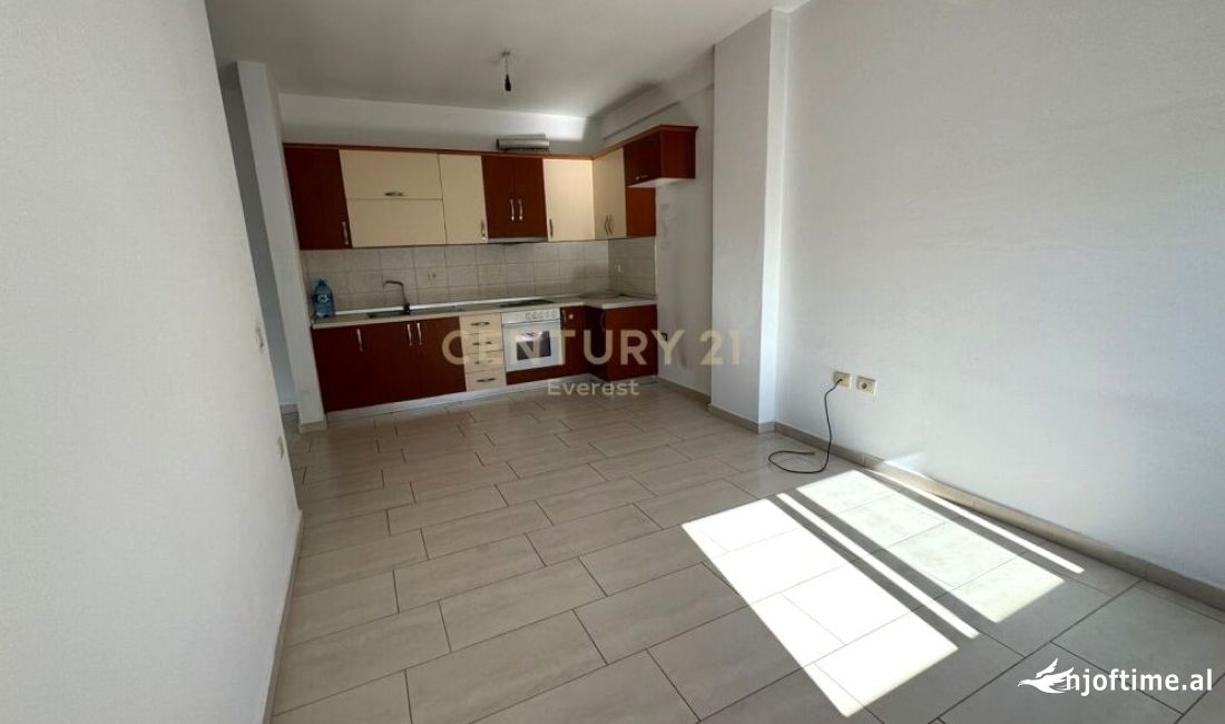 Shtepi ne shitje Apartament ne Tirane, 1+1, Mobilimi Bosh, pa mobiluar, Pagesa 85,000  Euro.