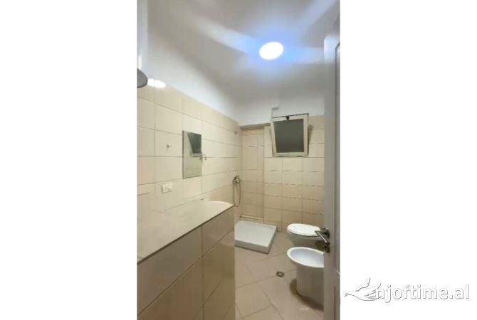 Shtepi ne shitje Apartament ne Tirane, 2+1, Mobilimi Bosh, pa mobiluar, Pagesa 135,000  Euro.