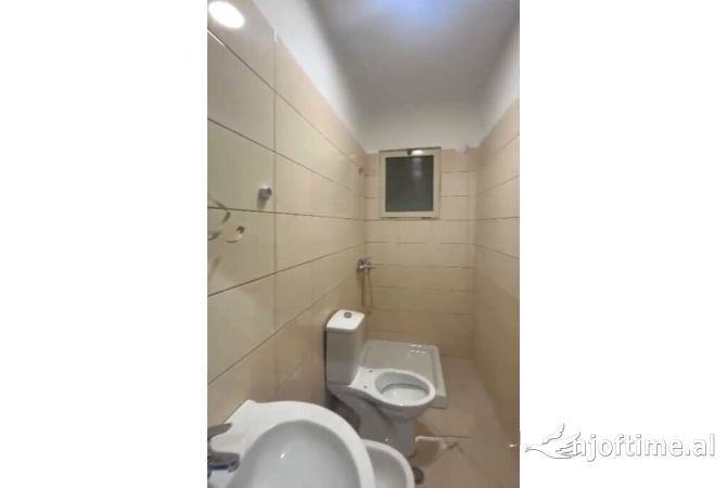 Shtepi ne shitje Apartament ne Tirane, 2+1, Mobilimi Bosh, pa mobiluar, Pagesa 135,000  Euro.
